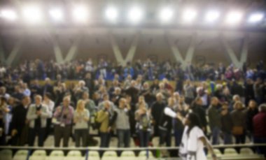 Basketbol sahasındaki kalabalığın geçmişi bulanık.