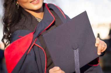 Sırt çantalı ve çantalı genç bir kadın.