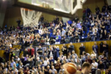 Basketbol sahasındaki kalabalığın geçmişi bulanık.