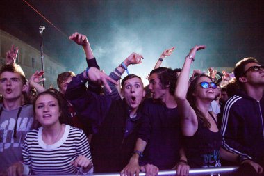 BONTIDA - 19 Haziran 'da Romanya' nın Bontida kentindeki Banffy şatosunda 19 Haziran 2014 'te düzenlenen Electric Castle Festivali' nde düzenlenen canlı konser sırasında bir grup parti insanı