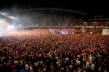 CLUJ-NAPOCA, ROMANIA - 3 AĞUSTOS 2015: Avrupa Gençlik Başkentinde düzenlenen Anlatılmamış Festivalde kalabalık eğleniyor