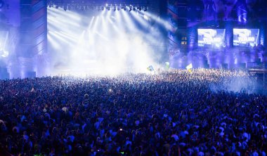 CLUJ-NAPOCA, ROMANIA - 3 AĞUSTOS 2015: Avrupa Gençlik Başkentinde düzenlenen Anlatılmamış Festivalde kalabalık eğleniyor