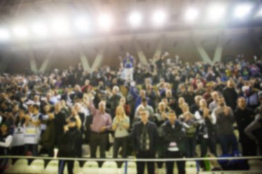 Basketbol sahasındaki kalabalığın geçmişi bulanık.