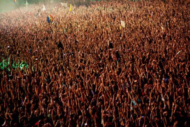 CLUJ-NAPOCA, ROMANIA - 3 AĞUSTOS 2015: Avrupa Gençlik Başkentinde düzenlenen Anlatılmamış Festivalde kalabalık eğleniyor