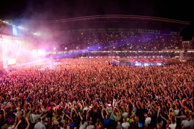 CLUJ-NAPOCA, ROMANIA - 3 AĞUSTOS 2015: Avrupa Gençlik Başkentinde düzenlenen Anlatılmamış Festivalde kalabalık eğleniyor