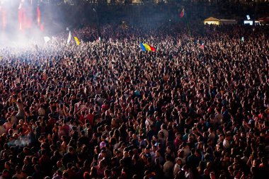 CLUJ-NAPOCA, ROMANIA - 3 AĞUSTOS 2015: Avrupa Gençlik Başkentinde düzenlenen Anlatılmamış Festivalde kalabalık eğleniyor