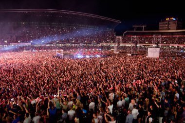 CLUJ-NAPOCA, ROMANIA - 3 AĞUSTOS 2015: Avrupa Gençlik Başkentinde düzenlenen Anlatılmamış Festivalde kalabalık eğleniyor