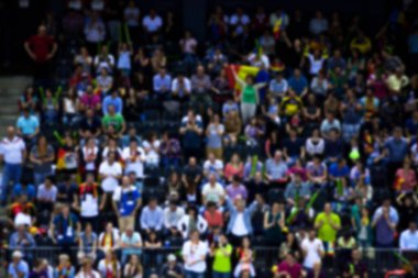 Basketbol sahasındaki kalabalığın geçmişi bulanık.