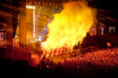 CLUJ-NAPOCA, ROMANIA - 3 AĞUSTOS 2015: Avrupa Gençlik Başkentinde düzenlenen Anlatılmamış Festivalde kalabalık eğleniyor