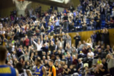 Basketbol sahasındaki kalabalığın geçmişi bulanık.