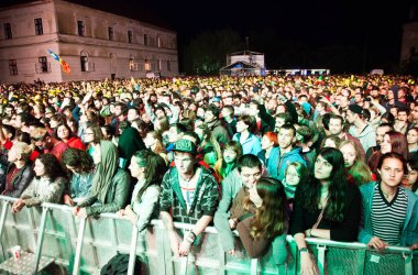 BONTIDA - 19 Haziran 'da Romanya' nın Bontida kentindeki Banffy şatosunda 19 Haziran 2014 'te düzenlenen Electric Castle Festivali' nde düzenlenen canlı konser sırasında bir grup parti insanı