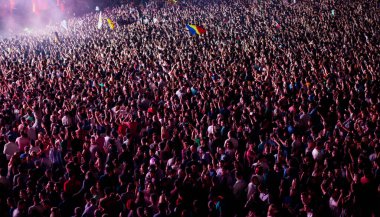 CLUJ-NAPOCA, ROMANIA - 3 AĞUSTOS 2015: Avrupa Gençlik Başkentinde düzenlenen Anlatılmamış Festivalde kalabalık eğleniyor