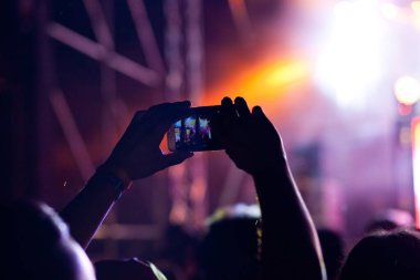 Konserde el kaldıran kalabalık - yaz müzik festivali