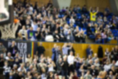 Basketbol sahasındaki kalabalığın geçmişi bulanık.
