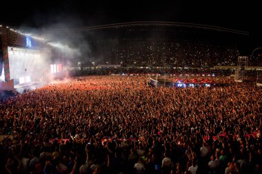 CLUJ-NAPOCA, ROMANIA - 3 AĞUSTOS 2015: Avrupa Gençlik Başkentinde düzenlenen Anlatılmamış Festivalde kalabalık eğleniyor