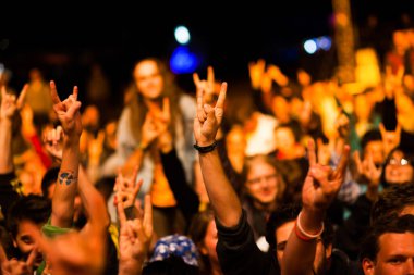 BONTIDA - 20 Temmuz: Romanya 'nın Bontida kentindeki Banffy şatosunda 20 Temmuz 2013' te Electric Castle Festivali 'nde düzenlenen canlı konserde bir grup parti insanı