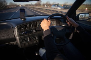 Direksiyondaki erkek ellerine yaklaş. Güvenli sürüş.