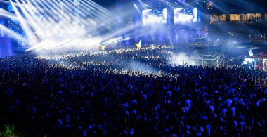 CLUJ-NAPOCA, ROMANIA - 3 AĞUSTOS 2015: Avrupa Gençlik Başkentinde düzenlenen Anlatılmamış Festivalde kalabalık eğleniyor