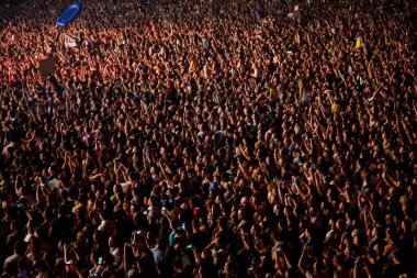 CLUJ-NAPOCA, ROMANIA - 3 AĞUSTOS 2015: Avrupa Gençlik Başkentinde düzenlenen Anlatılmamış Festivalde kalabalık eğleniyor