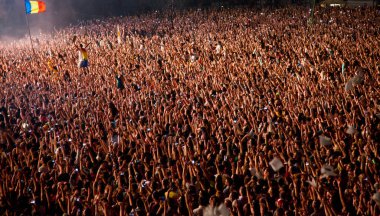 CLUJ-NAPOCA, ROMANIA - 3 AĞUSTOS 2015: Avrupa Gençlik Başkentinde düzenlenen Anlatılmamış Festivalde kalabalık eğleniyor