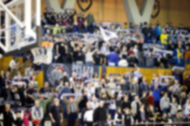 Basketbol sahasındaki kalabalığın geçmişi bulanık.