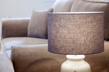 Oturma odasındaki bej lambayı kapat.