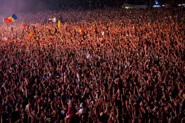 CLUJ-NAPOCA, ROMANIA - 3 AĞUSTOS 2015: Avrupa Gençlik Başkentinde düzenlenen Anlatılmamış Festivalde kalabalık eğleniyor