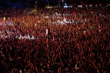 CLUJ-NAPOCA, ROMANIA - 3 AĞUSTOS 2015: Avrupa Gençlik Başkentinde düzenlenen Anlatılmamış Festivalde kalabalık eğleniyor