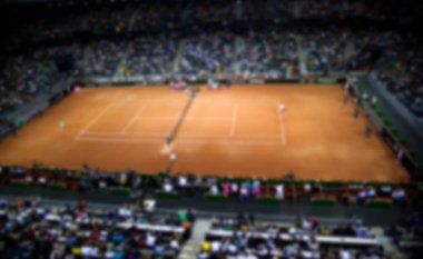 Spor sahasının ve kalabalığın odaklanmamış arka planı