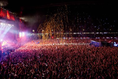 CLUJ-NAPOCA, ROMANIA - 3 AĞUSTOS 2015: Avrupa Gençlik Başkentinde düzenlenen Anlatılmamış Festivalde kalabalık eğleniyor