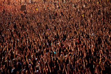 CLUJ-NAPOCA, ROMANIA - 3 AĞUSTOS 2015: Avrupa Gençlik Başkentinde düzenlenen Anlatılmamış Festivalde kalabalık eğleniyor