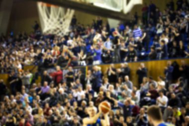 Basketbol sahasındaki kalabalığın geçmişi bulanık.