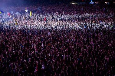 CLUJ-NAPOCA, ROMANIA - 3 AĞUSTOS 2015: Avrupa Gençlik Başkentinde düzenlenen Anlatılmamış Festivalde kalabalık eğleniyor
