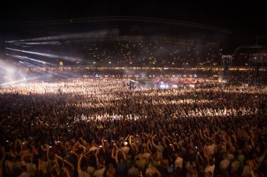 CLUJ-NAPOCA, ROMANIA - 3 AĞUSTOS 2015: Avrupa Gençlik Başkentinde düzenlenen Anlatılmamış Festivalde kalabalık eğleniyor