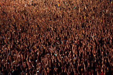 CLUJ-NAPOCA, ROMANIA - 3 AĞUSTOS 2015: Avrupa Gençlik Başkentinde düzenlenen Anlatılmamış Festivalde kalabalık eğleniyor