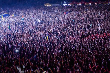 CLUJ-NAPOCA, ROMANIA - 3 AĞUSTOS 2015: Avrupa Gençlik Başkentinde düzenlenen Anlatılmamış Festivalde kalabalık eğleniyor