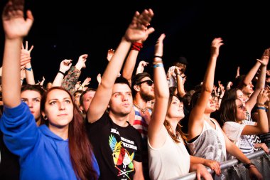 BONTIDA - 19 Haziran 'da Romanya' nın Bontida kentindeki Banffy şatosunda 19 Haziran 2014 'te düzenlenen Electric Castle Festivali' nde düzenlenen canlı konser sırasında bir grup parti insanı