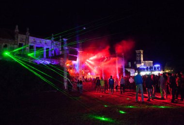 BONTIDA - 19 Haziran 'da Romanya' nın Bontida kentindeki Banffy şatosunda 19 Haziran 2014 'te düzenlenen Electric Castle Festivali' nde düzenlenen canlı konser sırasında bir grup parti insanı