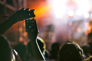 Konserde el kaldıran kalabalık - yaz müzik festivali