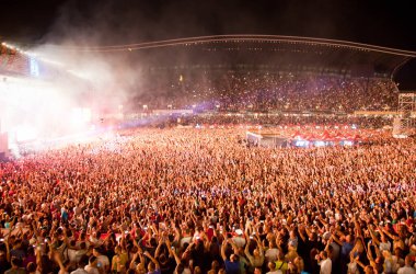 CLUJ-NAPOCA, ROMANIA - 3 AĞUSTOS 2015: Avrupa Gençlik Başkentinde düzenlenen Anlatılmamış Festivalde kalabalık eğleniyor