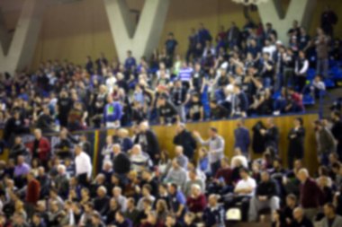 Basketbol sahasındaki kalabalığın geçmişi bulanık.