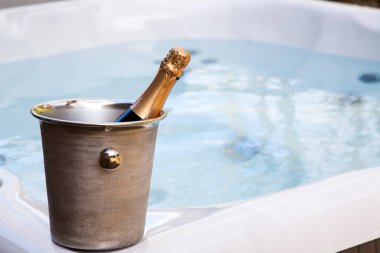 Jakuzide soğutulan bir şişe şampanya. 