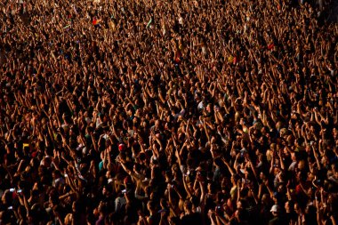 CLUJ-NAPOCA, ROMANIA - 3 AĞUSTOS 2015: Avrupa Gençlik Başkentinde düzenlenen Anlatılmamış Festivalde kalabalık eğleniyor