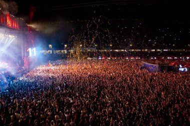 CLUJ-NAPOCA, ROMANIA - 3 AĞUSTOS 2015: Avrupa Gençlik Başkentinde düzenlenen Anlatılmamış Festivalde kalabalık eğleniyor