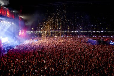 CLUJ-NAPOCA, ROMANIA - 3 AĞUSTOS 2015: Avrupa Gençlik Başkentinde düzenlenen Anlatılmamış Festivalde kalabalık eğleniyor