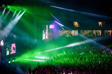 CLUJ-NAPOCA, ROMANIA - 3 AĞUSTOS 2015: Avrupa Gençlik Başkentinde düzenlenen Anlatılmamış Festivalde kalabalık eğleniyor