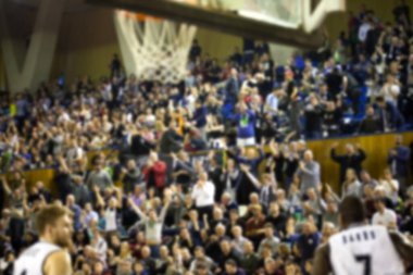 Basketbol sahasındaki kalabalığın geçmişi bulanık.