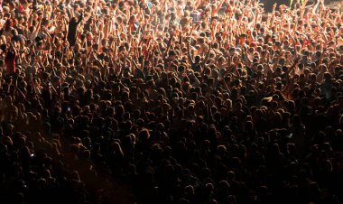 Konserdeki kalabalık - Yaz müzik festivali