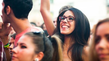 BONTIDA - 28 Haziran: Romanya 'nın Bontida kentindeki Banffy şatosunda 28 Haziran 2015' te Electric Castle Festivali 'nde düzenlenen canlı konser sırasında bir grup parti insanı