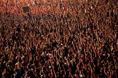 CLUJ-NAPOCA, ROMANIA - 3 AĞUSTOS 2015: Avrupa Gençlik Başkentinde düzenlenen Anlatılmamış Festivalde kalabalık eğleniyor